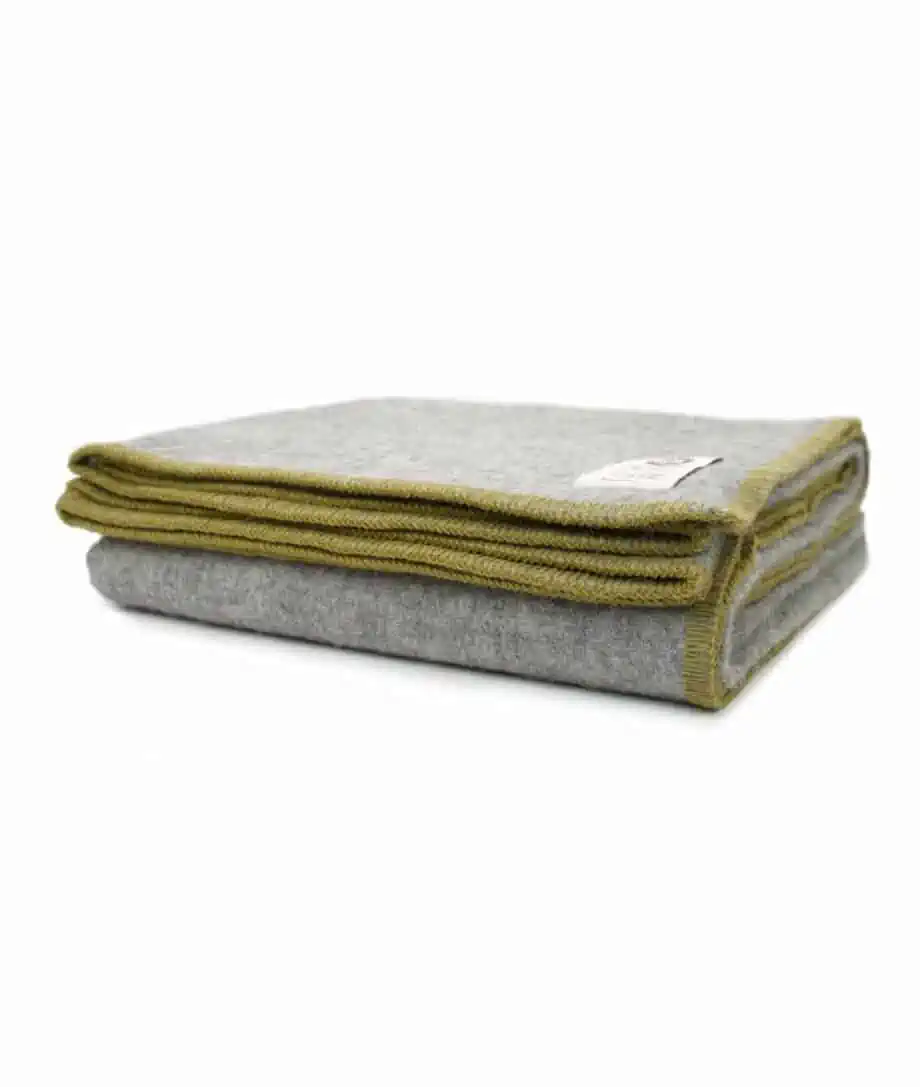 Della Pure new wool cosy throw blanket with blanket stitch