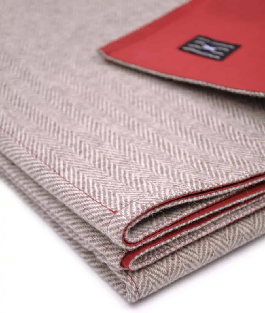 close_up-eco-wool-waxed-cotton-ruby-red-picnic-blanket-socosy-products-online