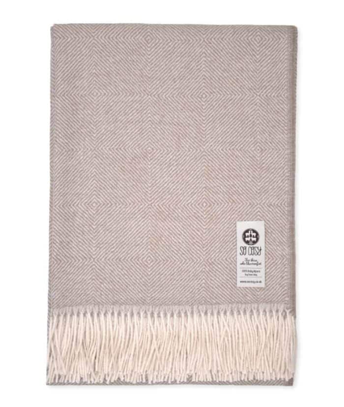 diamonds pattern cosy throw in cafe au lait white